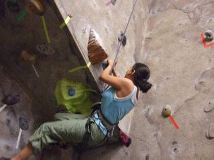 La escalada en rocódromo: deporte completo