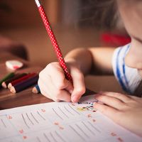 Mi hijo tiene mala letra: qué puede haber detrás y cómo mejorarla