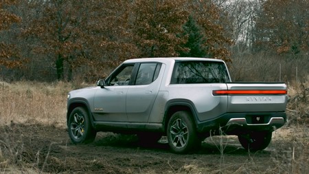 Era cierto: la Rivian R1T es capaz de girar 360º sin mover la dirección, como un tanque