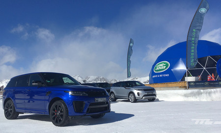 Así es el curso de conducción segura de Jaguar Land Rover: bailando en la nieve para mejorar en el manejo del coche