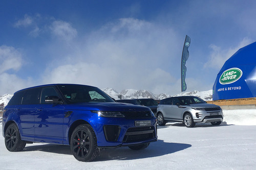 Así es el curso de conducción segura de Jaguar Land Rover: bailando en la nieve para mejorar en el manejo del coche
