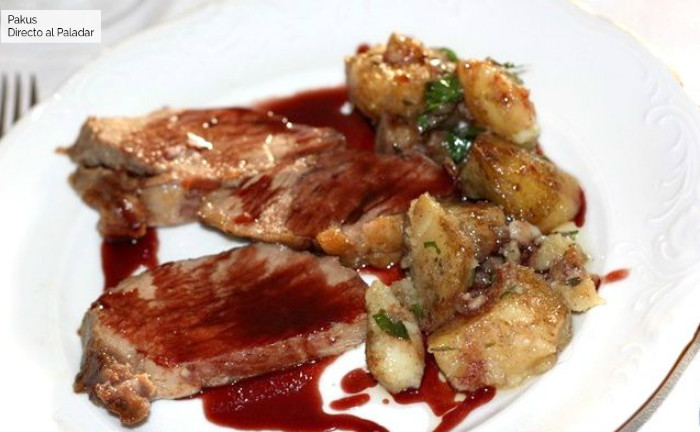 Receta de presa de cerdo ibérico con salsa de vino y frutos rojos