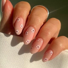 Uñas con flores: 11 ideas de manicuras elegantes y fáciles de hacer esta primavera 2026