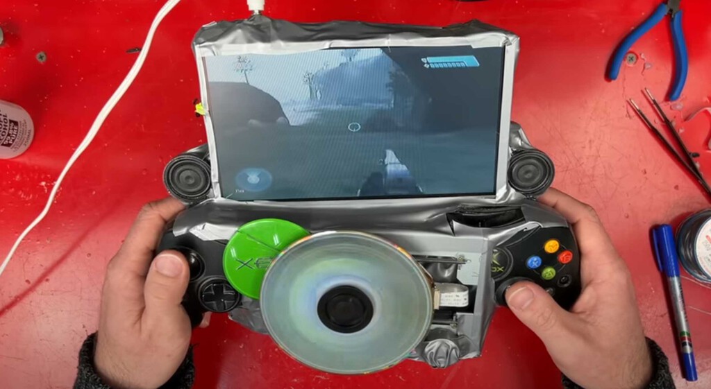 Es el Art-Attack más bizarro que has visto nunca o una genialidad. Alguien ha convertido su clásica Xbox en una consola "portátil"