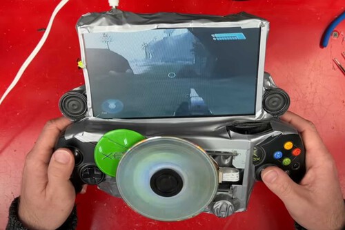 Aún no ha salido la portátil de Xbox, pero este loco ya ha hecho la suya con la máquina original de 2001
