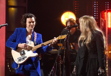 Harry Styles revive los acampanados de los años setenta en un look por demás eléctrico