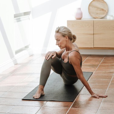 Mejorar el equilibrio a partir de los 60: tres ejercicios fáciles en casa para evitar caídas