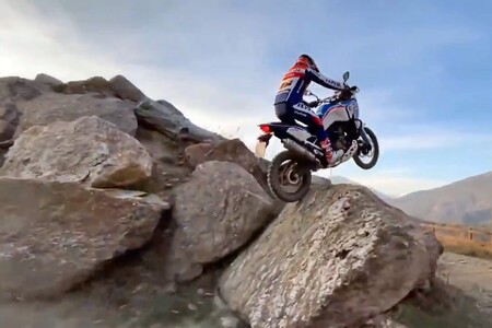 Toni Bou haciendo trial con una Honda CRF1100L Africa Twin nos demuestra que no es la flecha sino el indio
