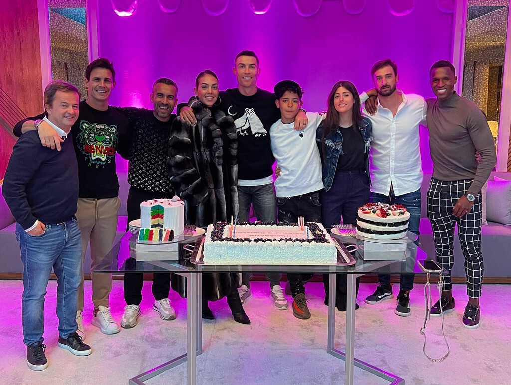 Las imágenes del 38º cumpleaños de Cristiano Ronaldo en pleno desierto: tres tartas, mucha arena y esta lista de famosos invitados
