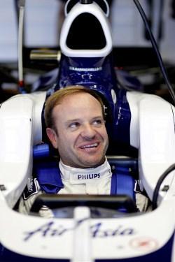 Rubens Barrichello subido al FW32 en box