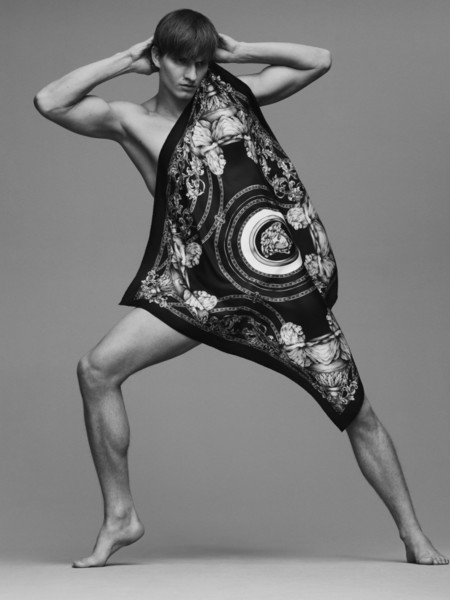 Versace presenta su colección de corbatas y mascadas