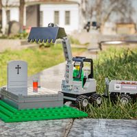 Lego ayuda a los niños a entender la muerte montando sus construcciones funerarias