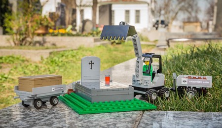 Lego ayuda a los niños a entender la muerte montando sus construcciones funerarias