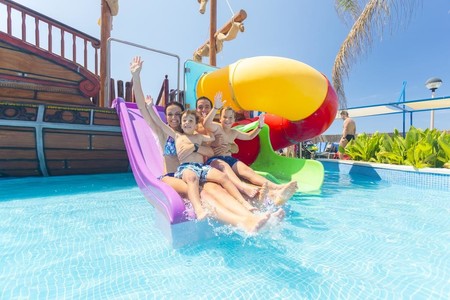 Conciliar trabajo y familia en verano puede suponer un desembolso de mil euros al mes en España