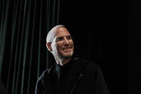 Y ahora, la otra: Aaron Sorkin finaliza y envía el guión de su película sobre Steve Jobs