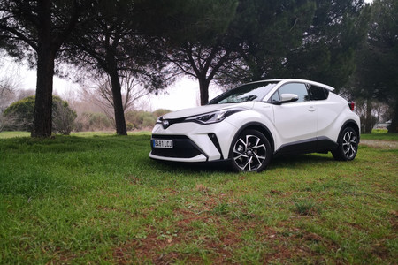 Nos subimos al Toyota C-HR 125H, el 'hermano pequeño' de la gama SUV