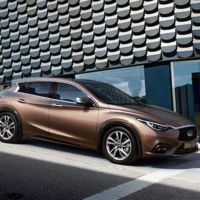 Desde este ángulo, el Infiniti Q30 también se parece a ese otro japonés en el que estás pensando