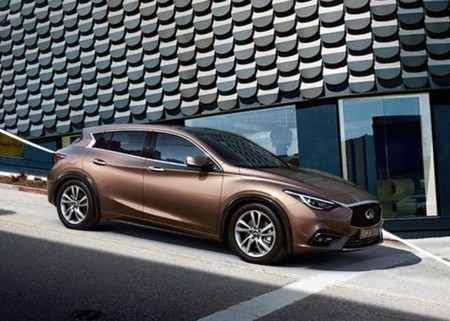 Desde este ángulo, el Infiniti Q30 también se parece a ese otro japonés en el que estás pensando