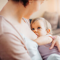 ¿Tu bebé "sintoniza" el pezón mientras mama? Por qué lo hace y qué hacer si te molesta