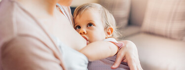 ¿Tu bebé "sintoniza" el pezón mientras mama? Por qué lo hace y qué hacer si te molesta