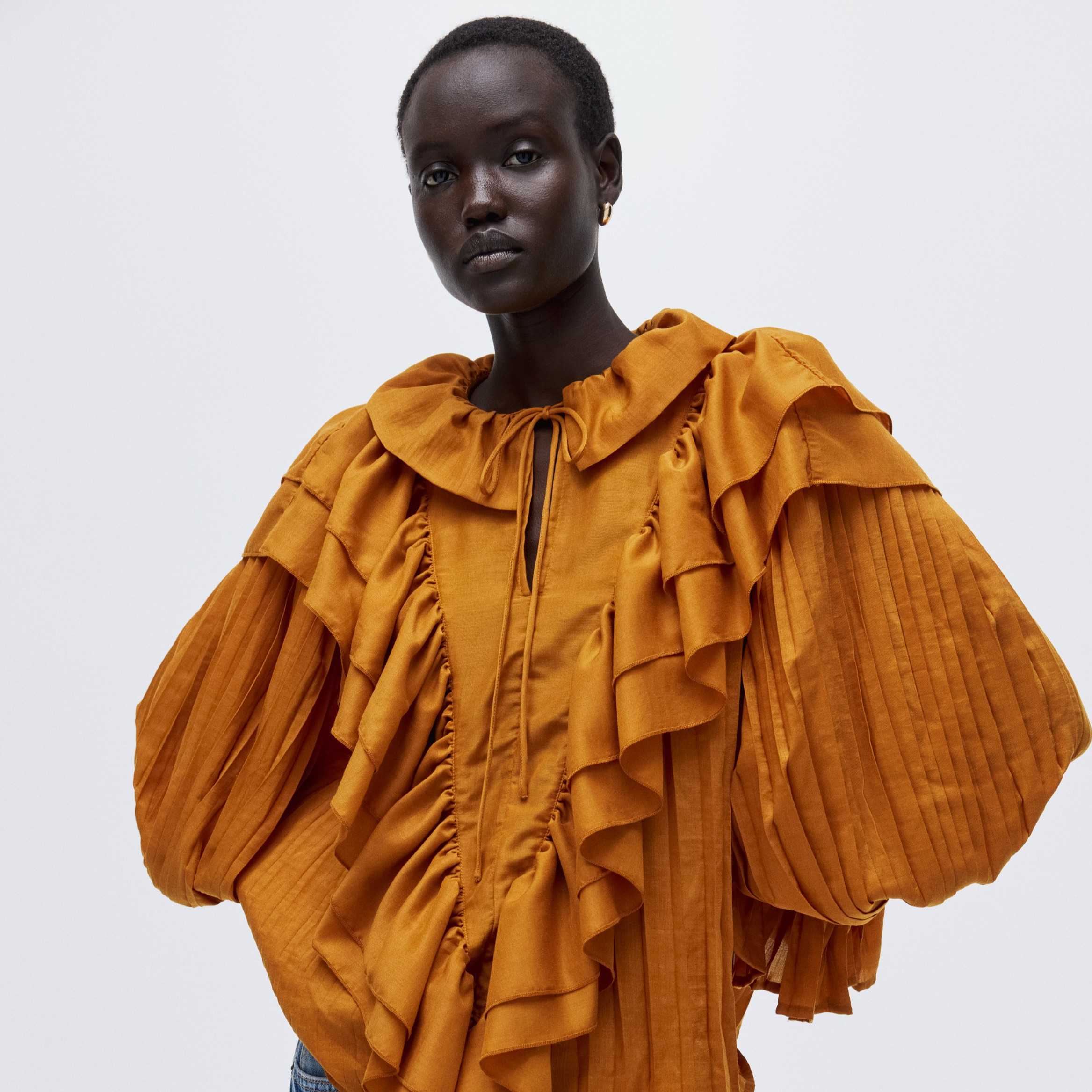 Blusa de volantes con diseño plisado