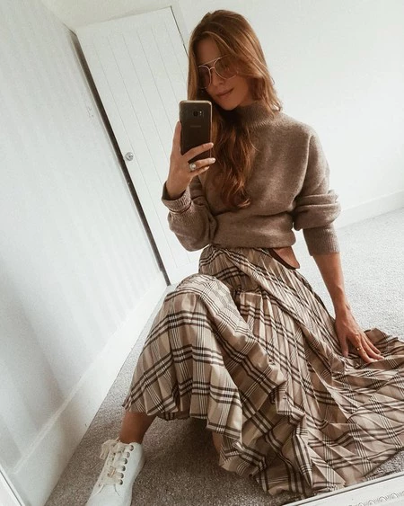 Esta falda midi parece de Burberry, pero es de H&M, y está a punto de agotarse