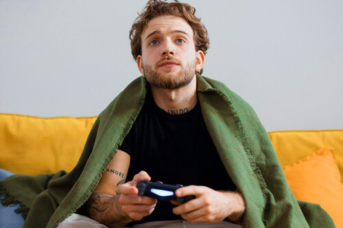 Según la psicología, el adulto que nació entre los años 80 y 90 que vuelve a los juegos de aquella época no busca diversión