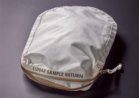 Alguien ha pagado casi 2 millones de dólares por la bolsa lunar de Armstrong