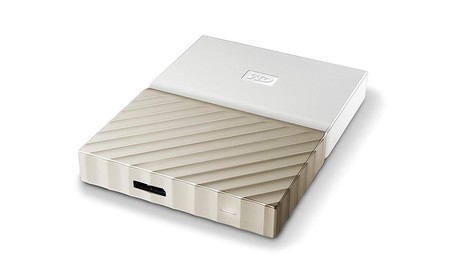 Hoy en Amazon, tienes el disco duro portable WD My Passport Ultra de 3 TB, metálico y en color oro y blanco, por 40 euros menos