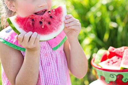 Las frutas en la alimentación infantil: sandía, melocotón, cerezas, fresas y otras frutas de verano