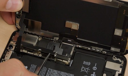 Tenemos el primer despiece del iPhone XS en vídeo: mejor aislamiento y una batería completamente nueva