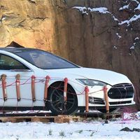 Youtuber decide explotar su Tesla Model S con dinamita, en lugar de reemplazar la batería