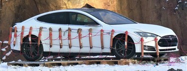 Youtuber decide explotar su Tesla Model S con dinamita, en lugar de reemplazar la batería