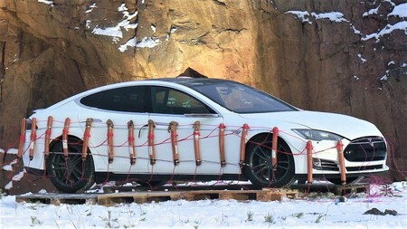 Youtuber decide explotar su Tesla Model S con dinamita, en lugar de reemplazar la batería