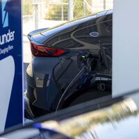 El Gobierno no solo quiere que compremos coches eléctricos: también pretende que se fabriquen en España. Acaba de poner otros 400 millones de euros para conseguirlo 