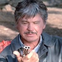 Antes de convertirse en una estrella, Charles Bronson no se llamaba Charles Bronson. Cambió su nombre real porque Hollywood tenía miedo