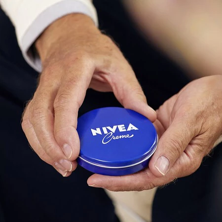 Roger Nebot Farmaceutico La Nivea Del Bote Azul Es Una Excelente Crema Hidratante Sin Embargo No Contiene Filtros Solares Por Tanto No Protege Del Sol No Es Buena Como Protector Solar