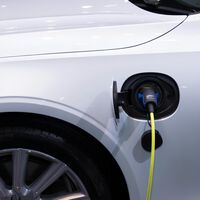 Tres tips que debes saber antes de manejar un vehículo eléctrico y los mitos que vale la pena dejar atrás  