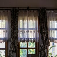 Las cortinas de la abuela quedaban bien hace 40 años, pero estas otras alternativas son mejores para un salón moderno 