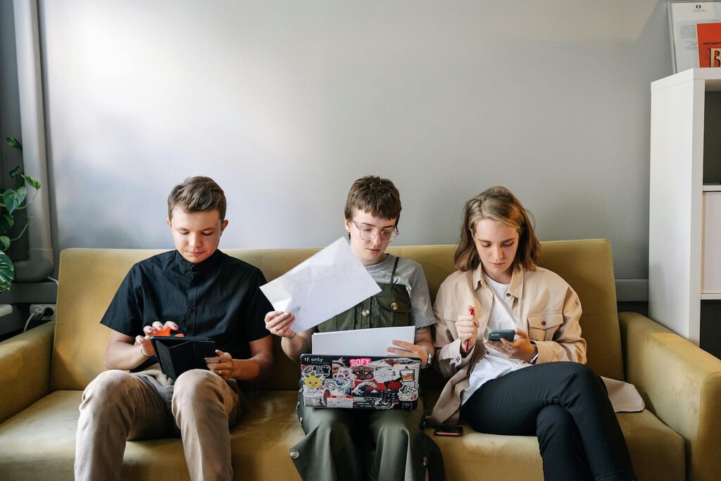 A la gen Z le cuesta horrores encontrar trabajo y lo peor está por venir: Goldman Sachs alerta de un "crecimiento sin empleo"