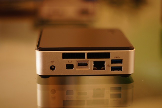 Intel NUC, parte trasera