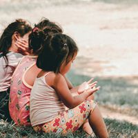 Creíamos que elogiar constantemente a nuestros hijos forjaba su autoestima. La ciencia dice lo contrario