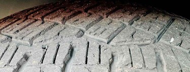 Se compra una Tesla Cybertruck de tres toneladas y 845 CV y se sorprende de que los neumáticos le duren un suspiro: 10.000 km y están para tirar