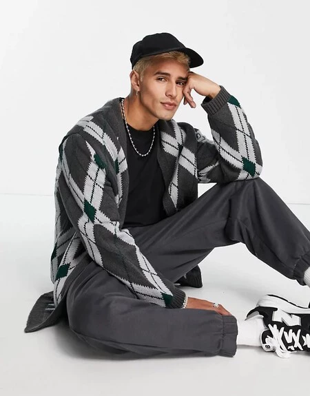 Joe Jonas Hace Que El Cardigan Se Rombos Se Vuelva Cool Y Comiamos Su Look Con Estas Opciones