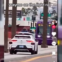 Un taxi autónomo se equivoca y se mete en las vías de un tren. El pasajero tiene que bajarse y correr para que no le arrolle con él dentro