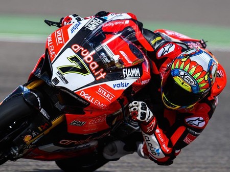 Chaz Davies gana la segunda carrera de Aragón doblegando a Jonathan Rea y Marco Melandri