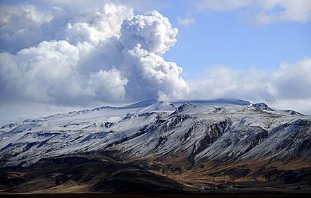 6 científicos españoles se dirigen hacia el volcán islandés