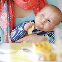 La AEP dice sí (por primera vez) al BLW en sus recomendaciones para la alimentación complementaria