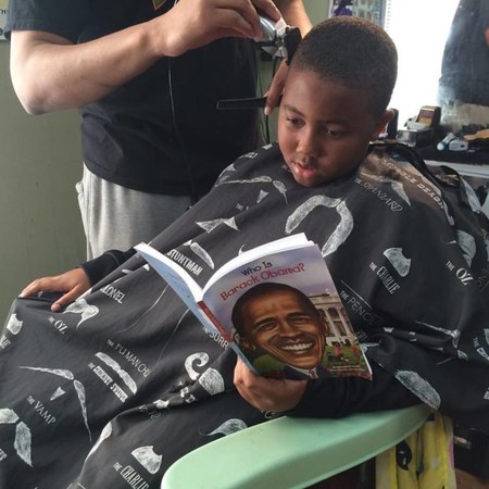 Un peluquero hace descuentos a los niños que lean en voz alta mientras les corta el pelo