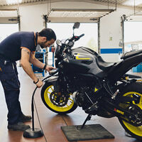 "Son un desperdicio de dinero y no dan seguridad". Los moteros quieren acabar con las ITV para motos en toda Europa 